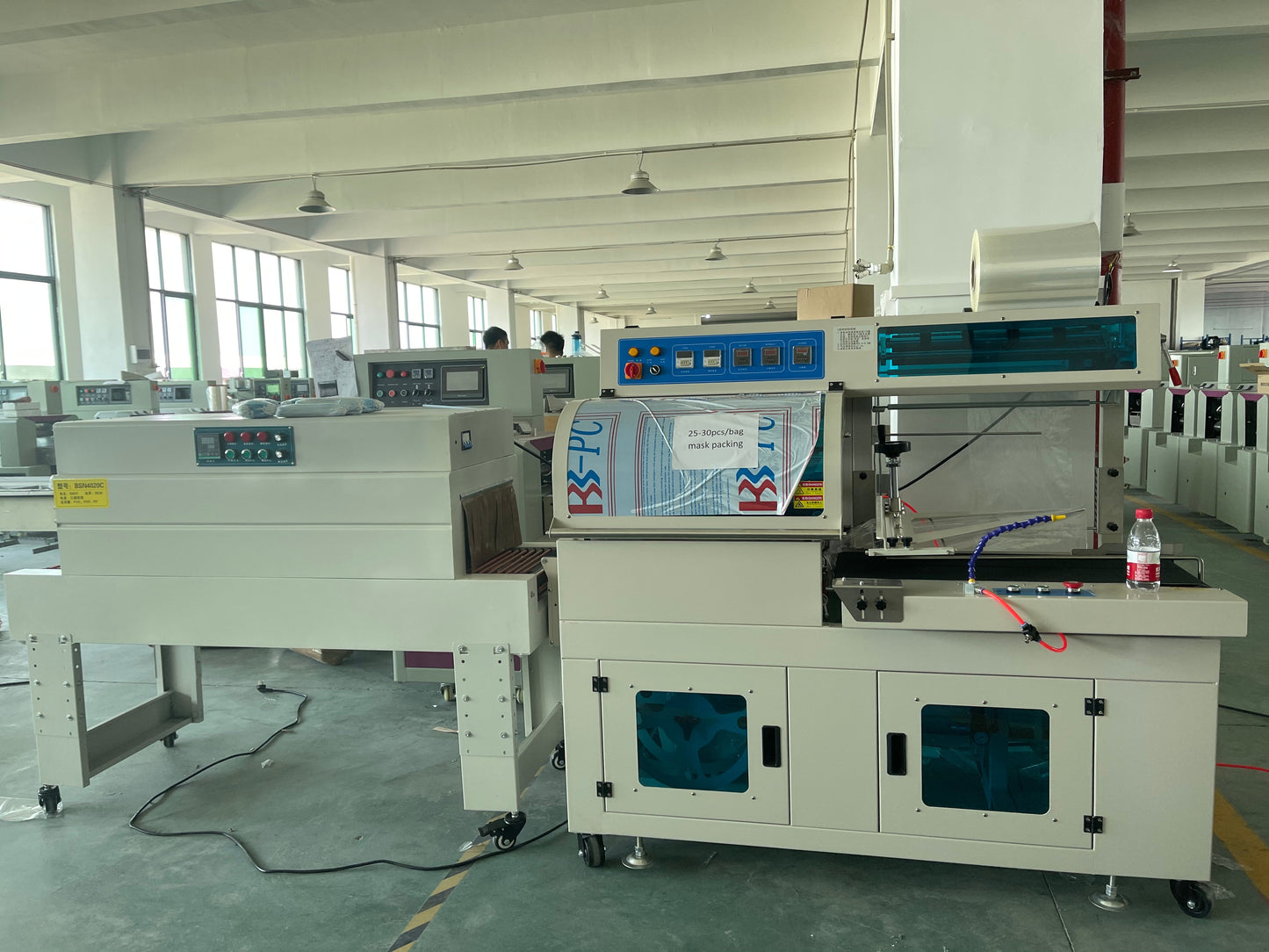 Automatic L-type sealing, cutting and shrinking disposable towels 10-50pcs automatic masks packing machine