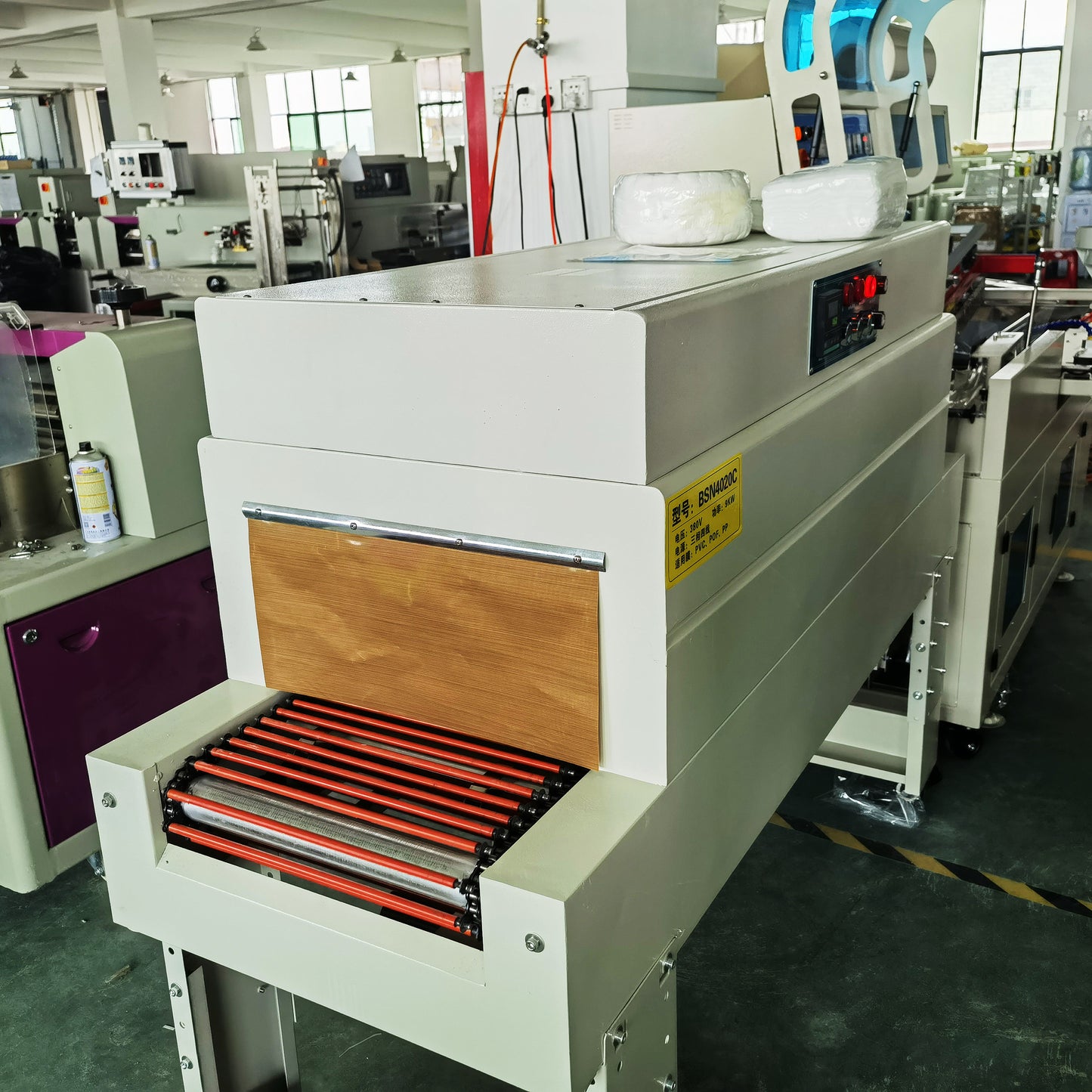 Automatic L-type sealing, cutting and shrinking disposable towels 10-50pcs automatic masks packing machine