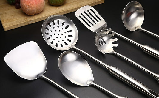 Kitchen utensils set–6 pieces of stainless steel cooking utensils, with rotating bracket storage rack, including scribing spoon, scribing spatula, large spoon, soup spoon, spatula, spatula, silver / 7 piece set