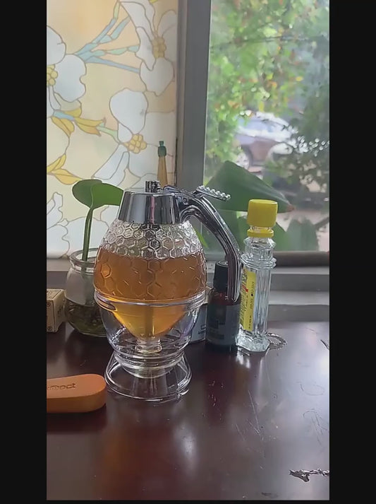 1pc, Honey Syrup Dispenser Pot, Vintage No Drip Container, Honey Jars, Push-type Oil Pot, Honey Dispenser Pot, Sauce Bottle, Plastic Sealed Jar, Funnel Type Jar, Syrup Jug With Base, Kitchen Stuff